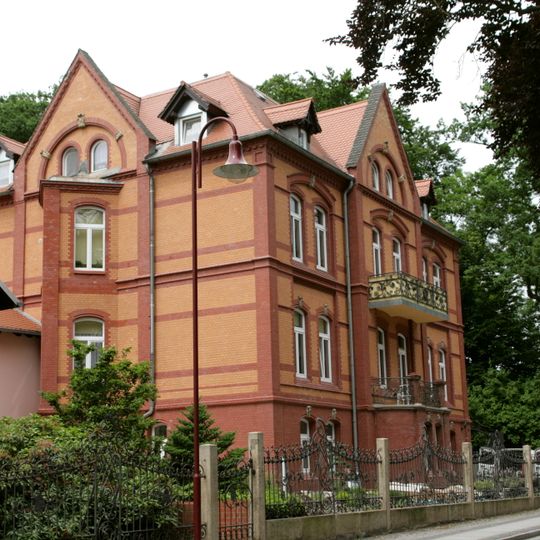 Villa Löbel, villenartiges Wohnhaus mit Einfriedung und Nebengebäude Berliner Straße 43