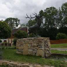 Socha jelena na parkovišti u tvrze Orlice