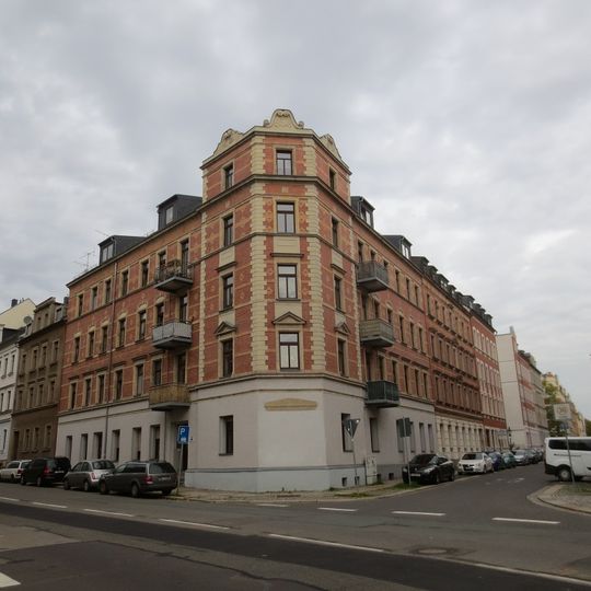 Mietshaus in geschlossener Bebauung in Ecklage mit Laden Bergstraße 44