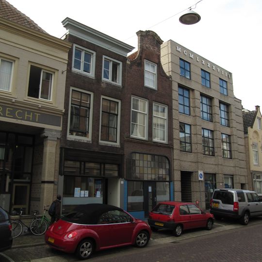 Pand met halsgeveltje met geprofileerd, gegolfd fronton en voluten in lodewijk xv stijl