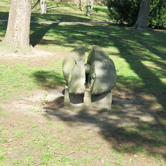 Kamenná plastika Prvopočátek ve Smetanových sadech v Kadani