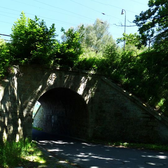 Železniční most přes Nádražní ulici v Hluboké nad Vltavou