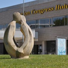 Milenci, statue near hotel Clarion