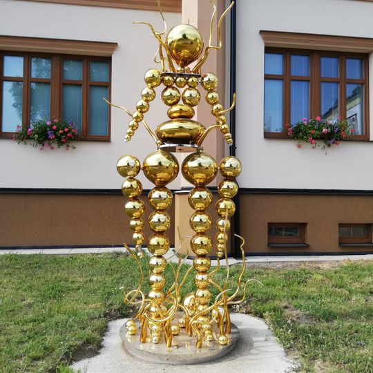 Skleněná plastika u Městského úřadu v Kamenickém Šenově