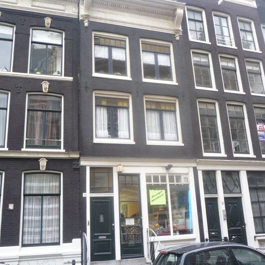 Pand met gevel onder rechte lijst met consoles