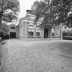 Renteniers- en voorm. burgemeesterswoning in eclectische stijl met overheersende neo-classicistische elementen