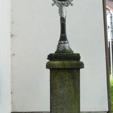 Kříž u kaple v Hoslovicích