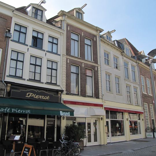 Pand met eenvoudige, gepleisterde lijstgevel met ramen