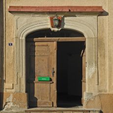 Türgewände mit Schlussstein und Haustür eines Wohnhauses Luchauer Straße 1