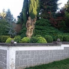 Socha v Ouběnicích pod kostelem