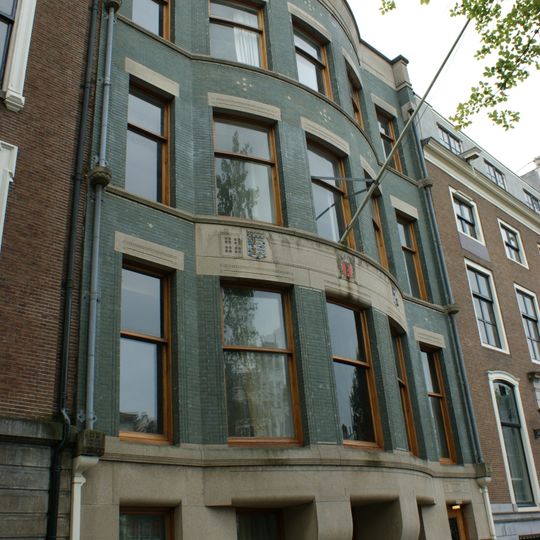 Kantoorgebouw met eensgezinswoning in een verstrakte Art Nouveau-stijl