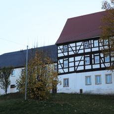 Pfarrhaus, Seitengebäude und Taufstein