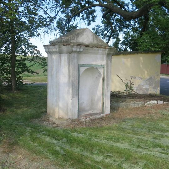 Kaplička na západním rozcestí v Drahomyšli