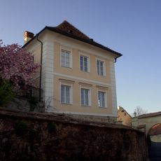 Dechantshof mit Wirtschaftsgebäuden und Mauer