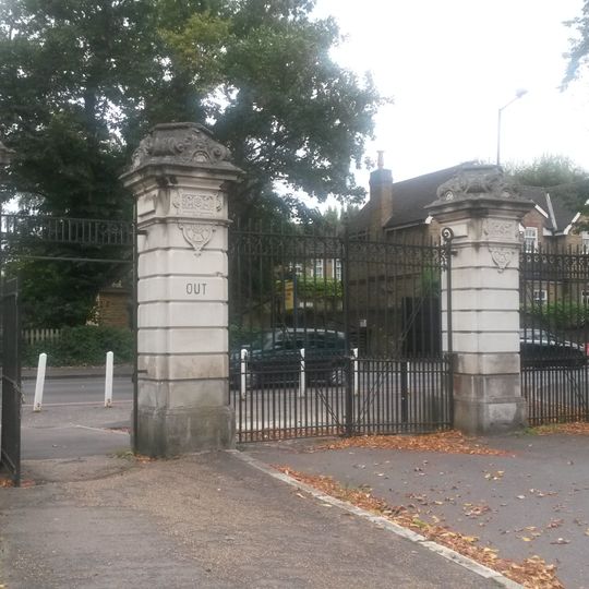 Queen Mary Gate To Dulwich Park And Attached Railings