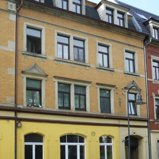 Mietshaus mit Gaststätte in geschlossener Bebauung Otto-Uhlig-Straße 1