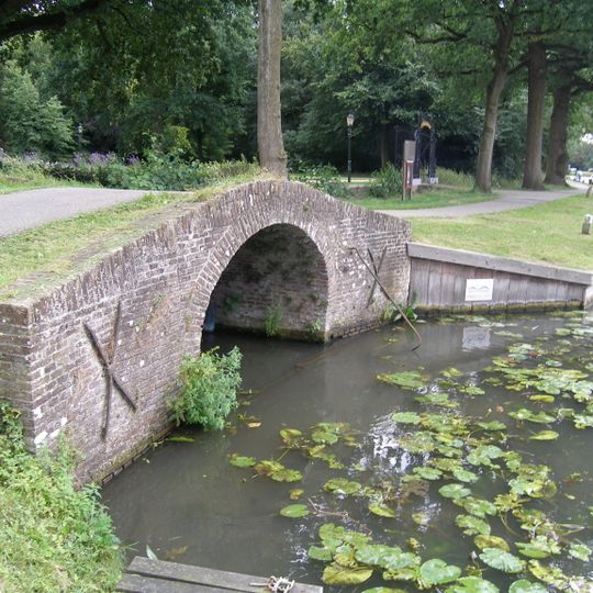 Bakstenen bruggetje met een rondboog dat een sloot met de Vecht verbindt, eroverheen liep het jaagpad