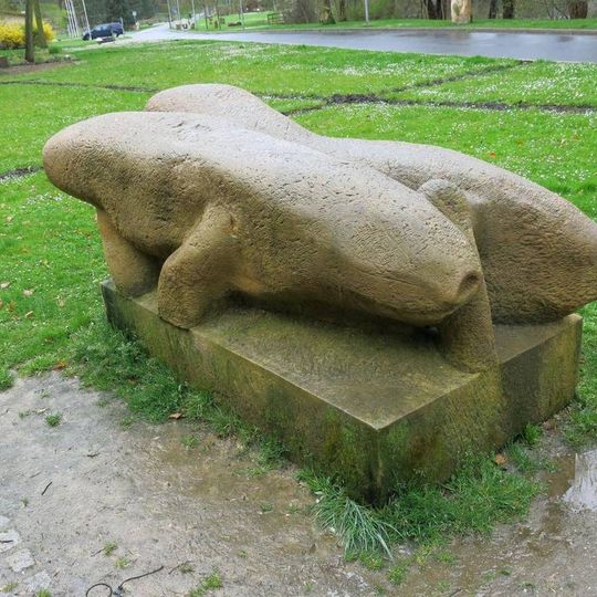 Kamenná plastika v parku v ulici Nad Řekou v Chebu