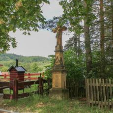 Kříž v Bezděkově vedle naučné stezky