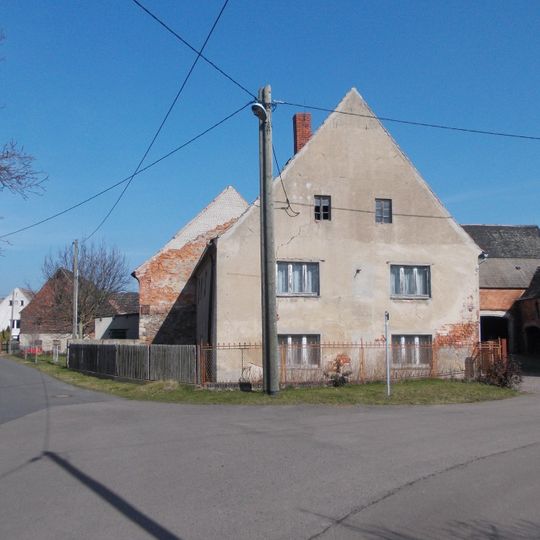 Wohnhaus , östliche Scheune und südliches Seitengebäude mit Auszugshaus eines Dreiseithofes sowie Hofpflaster Elbaue 23