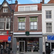 Pand met lijstgevel, beneden verbouwd