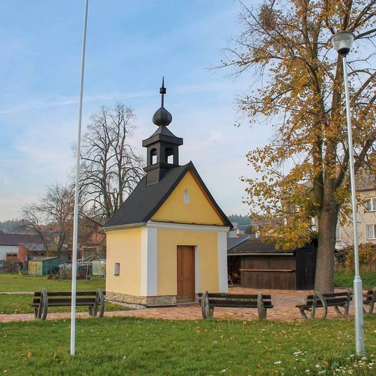 Kaple v Podolí u Bouzova vedle hřiště