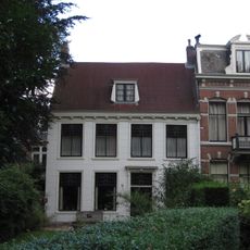 Gepleisterd huis met zadeldak en rechte gootlijst