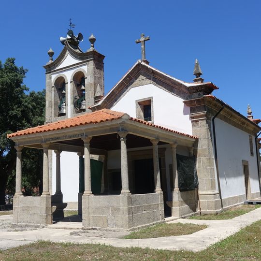Capela do Espírito Santo, incluindo todo o seu recheio, e o Cruzeiro que lhe fica fronteiro