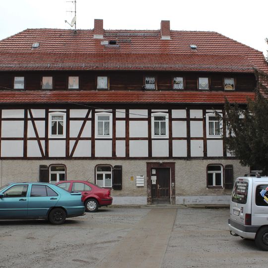 Wohnhaus und zwei Seitengebäude Ullersdorfer Hauptstraße 20