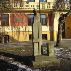 Pomník T. G. Masaryka před základní školou ve Mšeně