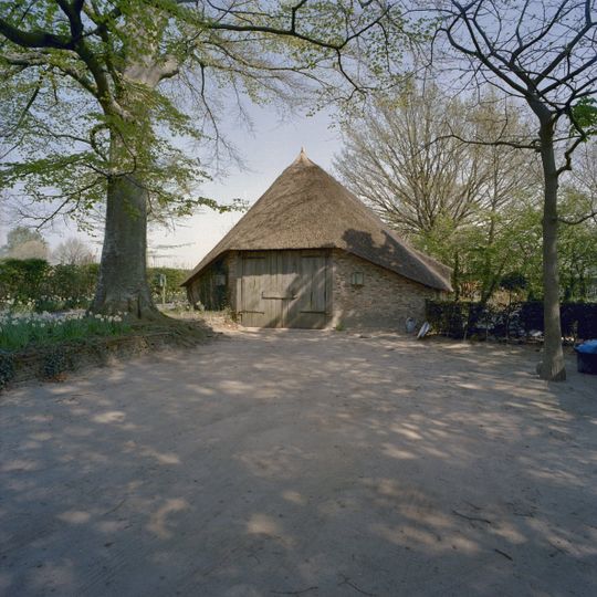 Gerenoveerde bakstenen schaapskooi met een rieten wolfsdak