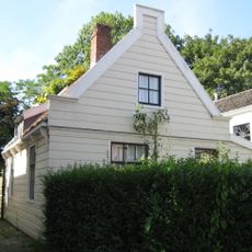 Houten huis met tuitgevel (puntvormig voorschot)