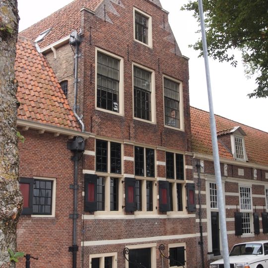 Gecombineerd woon- en pakhuis met puntgevel met schouderstukken