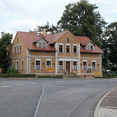 Wohnhaus (ehemalige Apotheke, mit Ausstattung), mit Seitengebäude und Einfriedung Zum Ziegeleiteich 1