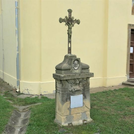 Kříž u kostela ve Veltrubech