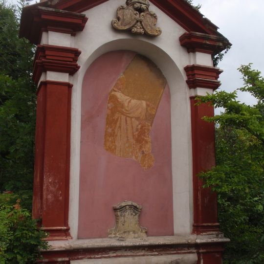 Kaplička vlevo u vjezdu do ulice Lípy v Kosmonosech