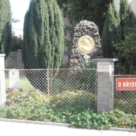 Pomník J. A. Komenského v Tuchoměřicích