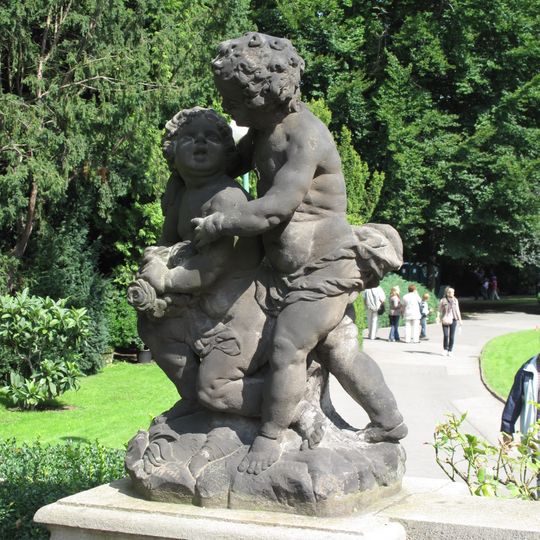 Sousoší putti vlevo od schodiště v Královské zahradě na Hradčanech