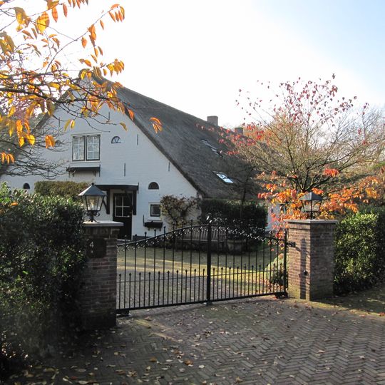 Boerderij, langhuis, topgevel met gekartelde daklijst