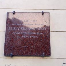 Pamětní deska Elišky Krásnohorské na prvním dívčím gymnáziu v Praze
