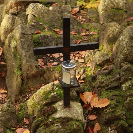 Kříž na hradě Šember