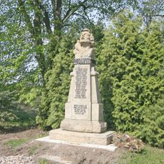 Pomník padlým u silnice ve středu Slavhostic