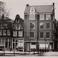 Pand met twee verdiepingen onder afgeknot schilddak