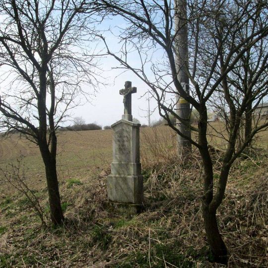 Kříž jižně od Nehodívu u rozcestí