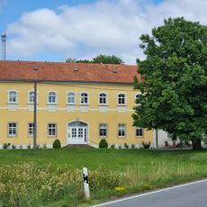 Brennerei-Kelterei; Wohnhaus mit Einfriedung, Kelterei und Nebengebäude Oststraße 17