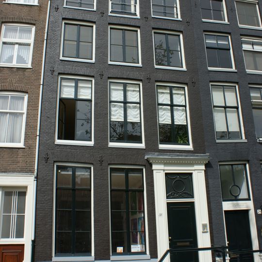 Pand met gevel onder gesneden rechte lijst met triglyfen