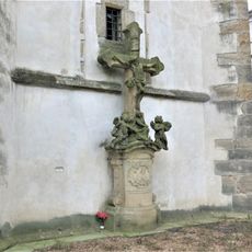 Kříž u zdi kostela svatého Vavřince v Novém Bydžově