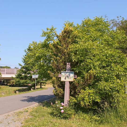 Dřevěný kříž s obrázkem ve Zvoli na okraji obce