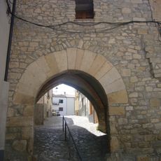 Restes de muralla i portals del poble de la Llacuna