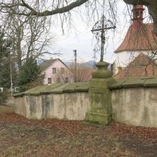 Kříž u kostela v Žežicích